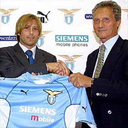 Mendieta saluda al propietario del Lazio, Sergio Cragnotti.