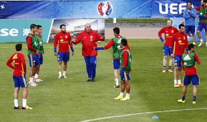 Del Bosque da órdenes a los jugadores durante una sesión en la Isla de Ré.