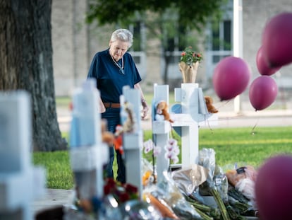 Una mujer contempla el lugar levantado en homenaje frente al colegio de Texas donde 21 personas, 19 de ellas niños, fueron asesinadas.