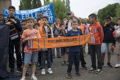 Niños de la cantera del equipo durante la protesta.