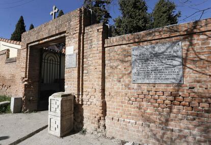 Placa de los beatos carmelitas fusliados después de ser repuesta por el Ayuntamiento.