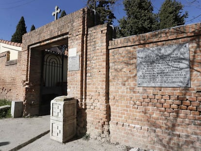 Placa de los beatos carmelitas fusliados después de ser repuesta por el Ayuntamiento.