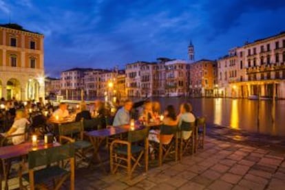 Una terraza frente al Gran Canal de Venecia.