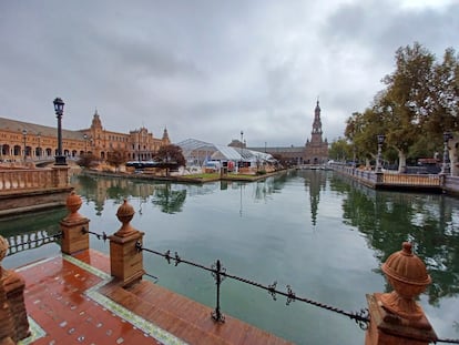 Preparativos en la Plaza de España de Sevilla, donde se celebrará el concierto de Antonio Orozco, dentro del programa organizado por Santa Lucía Universal Musik Week, en el marco de los actos de la gala de entrega de Grammy latinos.