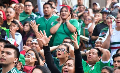 Aficionados mexicanos durante el partido contra Brasil.