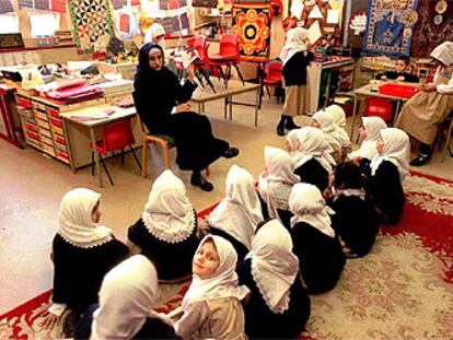 Zohra Nazir imparte clases en una escuela islámica de primaria en el norte de Londres.