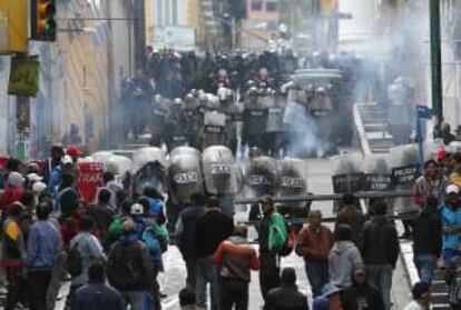 Trabajadores bolivianos y policías se enfrentan el 16 de mayo de 2013, durante la marcha para exigir un incremento en las pensiones de los jubilados en La Paz (Bolivia).