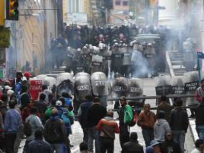 Trabajadores bolivianos y policías se enfrentan el 16 de mayo de 2013, durante la marcha para exigir un incremento en las pensiones de los jubilados en La Paz (Bolivia).