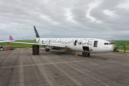 Un avió en procés de desmantellament a l'aeroport d'Alguaire.