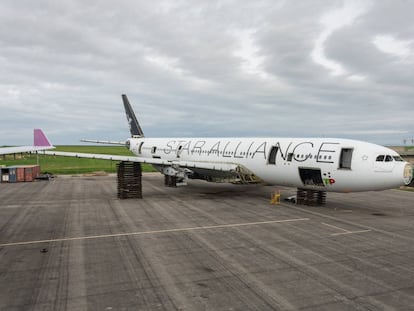 Un avió en procés de desmantellament a l'aeroport d'Alguaire. 