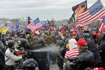 Los partidarios de Trump chocan con la policía y las fuerzas de seguridad mientras la gente intenta asaltar el edificio del Capitolio de los Estados Unidos en Washington.