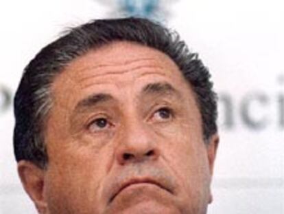 Eduardo Duhalde, durante una rueda de prensa