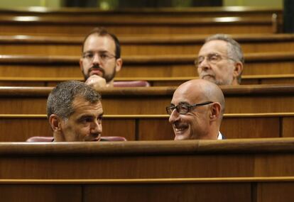 Los diputados de Ciudadanos Toni Cantó (i) y Félix Álvarez ocupan su escaño en el hemiciclo poco antes del comienzo de la sesión constitutiva de las Cortes Generales de la XII Legislatura.