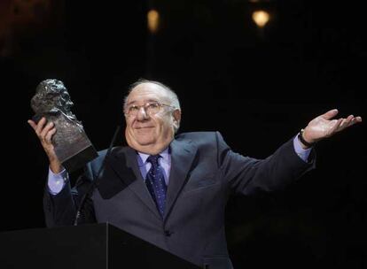 El actor Alfredo Landa, anoche con el Goya honorífico.