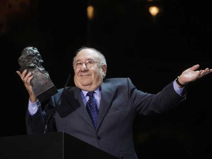 El actor Alfredo Landa, anoche con el Goya honorífico.