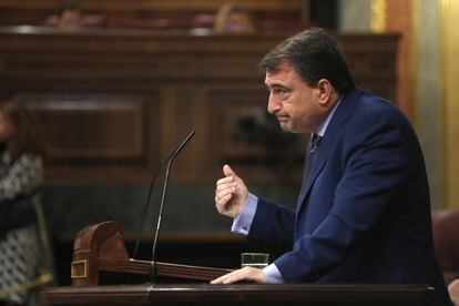 El portavoz del Partido Nacionalista Vasco en el Congreso de los Diputados, Aitor Esteban, durante su interviene en el debate de investidura, este martes en el Congreso.