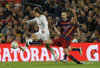 Sergio Busquets y Luka Modric, disputan un balón durante el encuentro.
