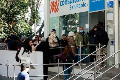 Personas hacen fila afuera de una farmacia para aplicarse una nueva dosis de la vacuna contra la Covid-19, el 20 de diciembre en Ciudad de México.