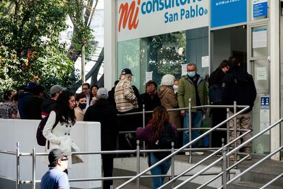 Personas hacen fila afuera de una farmacia para aplicarse una nueva dosis de la vacuna contra la Covid-19, el 20 de diciembre en Ciudad de México.