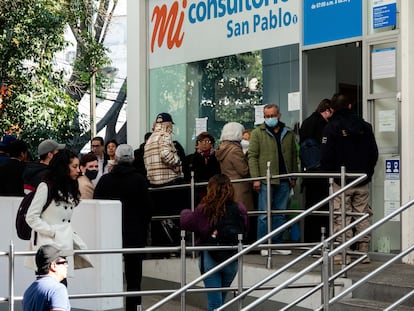 Personas hacen fila afuera de una farmacia para aplicarse una nueva dosis de la vacuna contra la Covid-19, el 20 de diciembre en Ciudad de México.