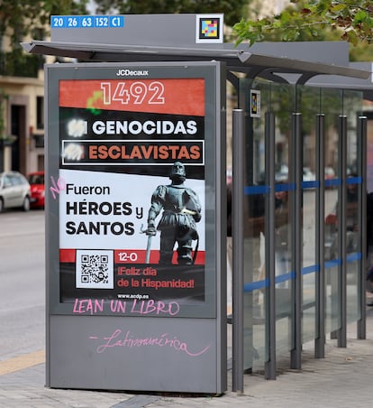 Cartel de la Asociación Católica de Propagandistas con motivo de la conmemoración del Día de la Hispanidad que reza: "Ni genocidas ni esclavistas" y que ha sido tachado, en el barrio de Retiro en Madrid.