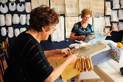 Dos 'palilleiras' de la Asociación Palillada en la localidad coruñesa de Camariñas, donde existe una gran tradición del encaje de bolillos.