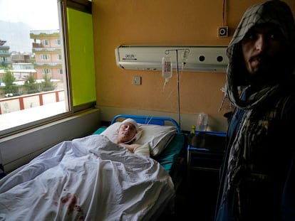 Un estudiante recibe tratamiento en un hospital tras la explosión de una bomba cerca de la escuela Abdulrahim Shahid en la ciudad de Kabul, Afganistán.
