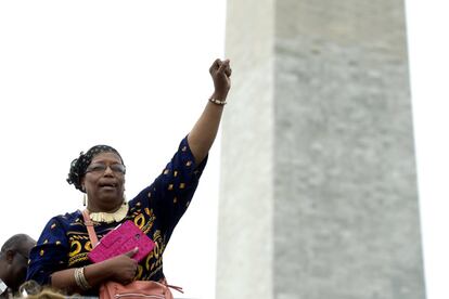 Una mujer levanta su puño durante la ceremonia de inauguración y apertura del museo.