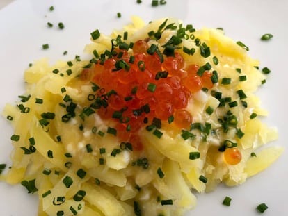 CON HUEVAS DE SALMÓN / CAPEL