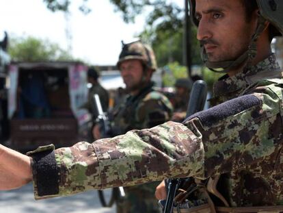 Un soldado del Ejército de Afganistán en Jalalabad este agosto.