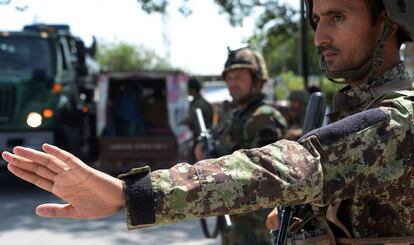 Un soldado del Ejército de Afganistán en Jalalabad este agosto.