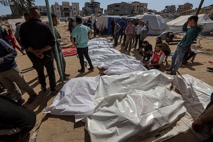 The bodies of Palestinians dead under Israeli bombs, this Friday with the Indonesian hospital of Gaza.