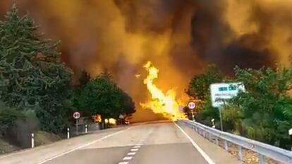 Incendio forestal en Casa de Miravete en la N-5, Provincia de Cáceres.