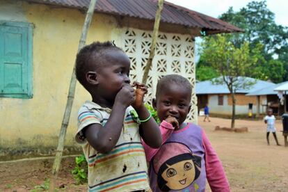 Niños jugando en Pata Bana. La niña de la derecha lleva una camiseta de Dora la Exploradora y su madre nos explica que la mayoría de la ropa que tienen es de segunda mano, donaciones de diferentes organizaciones. Sin embargo, cuando la epidemia empezó, la mayoría de organizaciones concentraron sus esfuerzos en atender a las víctimas y las ayudas al resto de la población se redujeron.