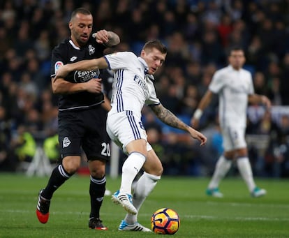 Toni Kroos protege el balón ante Guilherme dos Santos.