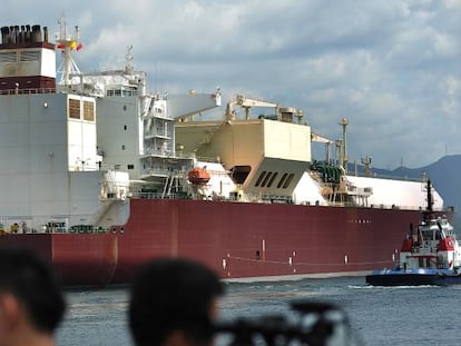 Barco cargado de gas natural licuado, procedente de Qatar, llegando a una nueva terminal para el gas en Shenzhen (China).