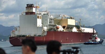 Barco cargado de gas natural licuado, procedente de Qatar, llegando a una nueva terminal para el gas en Shenzhen (China).