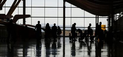 Varias personas atraviesan la terminal T 4 del Aeropuerto Adolfo Su&aacute;rez-Madrid Barajas en Madrid. EFE/Archivo