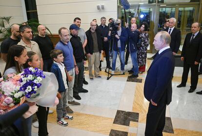 El presidente ruso, Vladímir Putin, se reúne con ciudadanos rusos liberados después del intercambio de prisioneros, en el aeropuerto internacional en Moscú, el 1 de agosto de 2024.