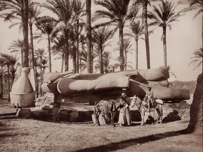 Imagen de la estatua del faraón Ramsés II en Menfis (Egipto), tomada hacia 1870 por Félix Bonfils, fotógrafo francés asentado en Beirut.