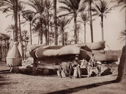 Imagen de la estatua del faraón Ramsés II en Menfis (Egipto), tomada hacia 1870 por Félix Bonfils, fotógrafo francés asentado en Beirut.