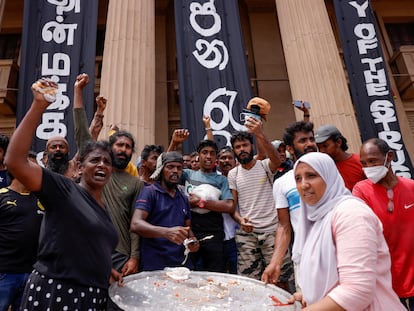 Participantes en la revuelta popular celebraban el viernes la dimisión del presidente Gotabaya Rajapaksa, frente al palacio presidencial en Colombo.