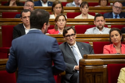 El jefe de filas del PSC, Salvador Illa (c), escucha la intervención del presidente de la Generalitat, Pere Aragonès, durante el pleno de este miércoles.