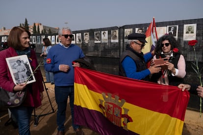 Varios asistentes al acto oficial del cierre de la fosa Pico Reja, en el cementerio de San Fernando de Sevilla.
