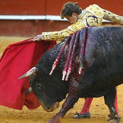 El Juli, en un pase de pecho al quinto de la tarde.