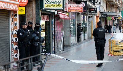 Varios agentes de polica, durante el desahucio en la calle de Bravo Murillo, 207 (Madrid), la ma?ana de este lunes.