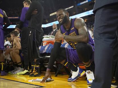 LeBron James, poco después de lesionarse.