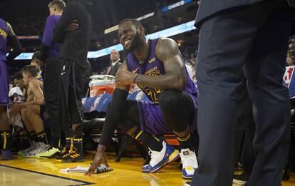 LeBron James, poco después de lesionarse.