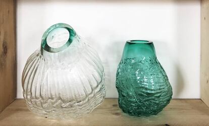 Dos piezas de la serie 'Basket Souls', en las que Gala Fernández utiliza como molde parea sus jarrones de vidrio las cestas de la artesana Malò dal Verme, que las fabrica a mano desde su granja en la Toscana.