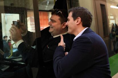 El presidente de Ciudadanos Albert Rivera, se fotografía con el conductor de un autobús en el colegio electoral Santa Marta de L'Hospitalet de Llobrega